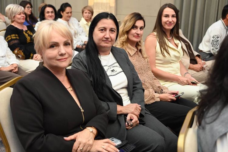 Керівництво краю привітало освітян із професійним святом та вручило високі відзнаки