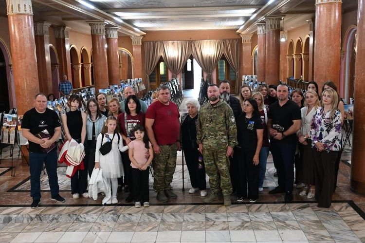 В обласній філармонії пройшла пересувна фотовиставка «Ненароджені для війни»