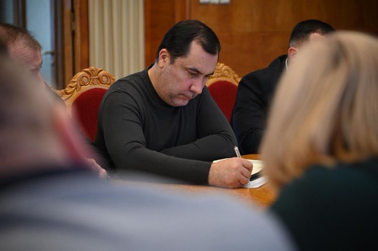 Заступник голови ОВА Юрій Гузинець бере участь у нараді