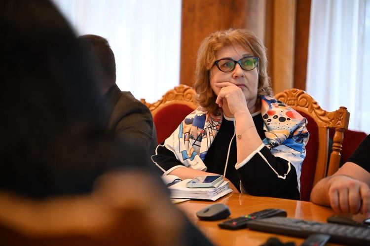 Представники структурних підрозділів ОВА беруть участь у нараді