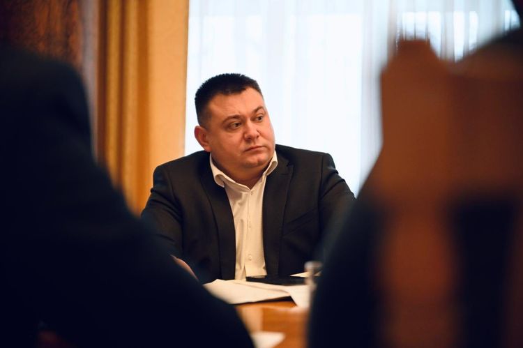 Заступник голови ОВА Ростислав Пріцак бере участь у нараді