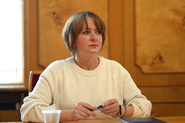  Учасниця круглого столу щодо соціального захисту осіб з інвалідністю