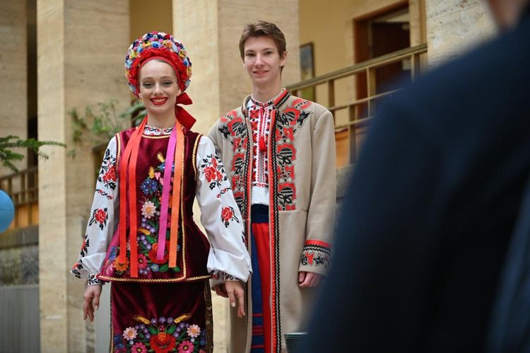 Хлопець та дівчина в народних костюмах в атріумі ОВА