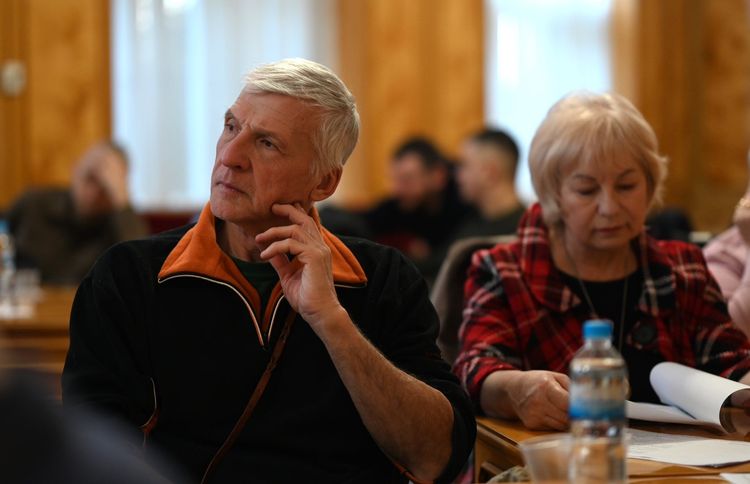  Учасники круглого столу щодо соціального захисту осіб з інвалідністю