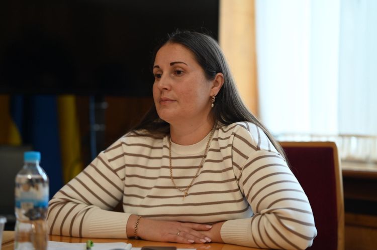  Учасниця круглого столу щодо соціального захисту осіб з інвалідністю