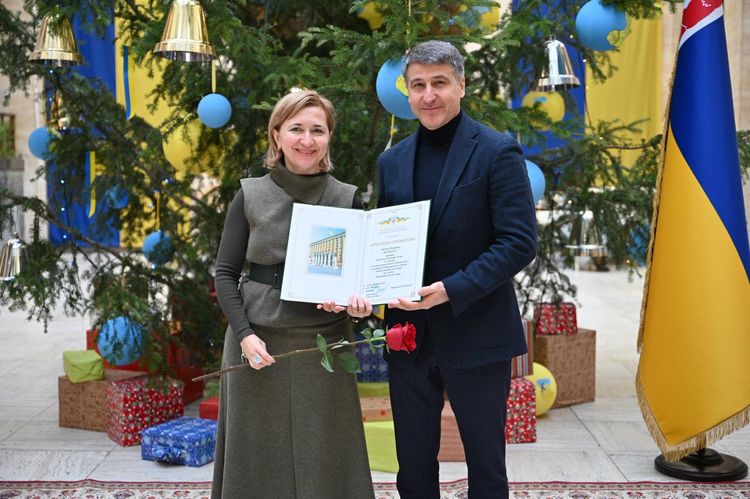 Мирослав Білецький вручає відзнаку волонтерці