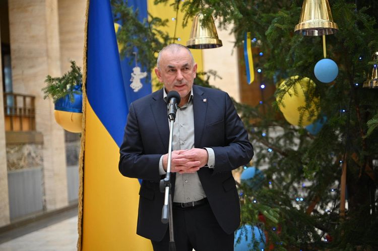 Волонтерів вітає заступник голови облради Василь Дем'янчук