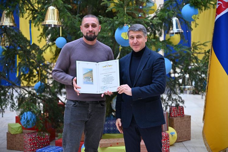Мирослав Білецький вручає відзнаку волонтеру
