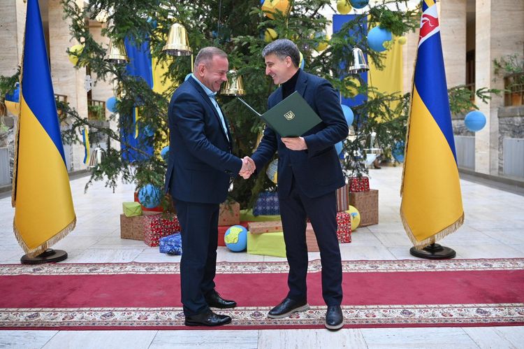 Мирослав Білецький вручає відзнаку волонтеру