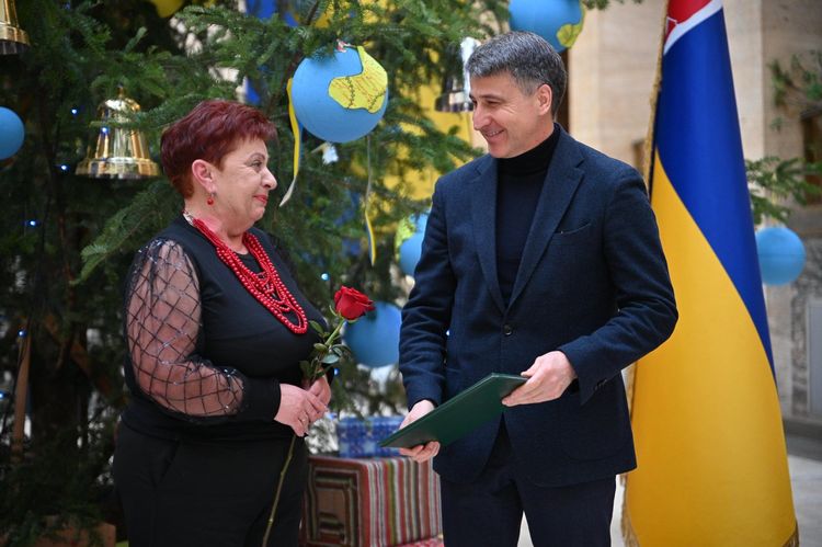 Мирослав Білецький вручає відзнаку волонтерці