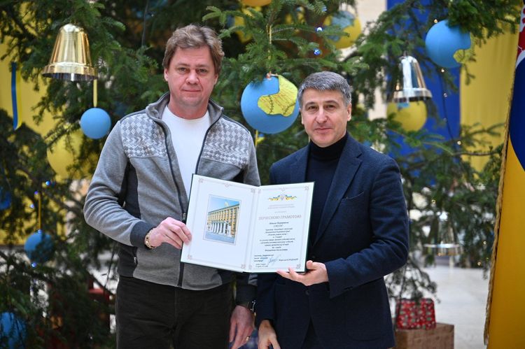 Мирослав Білецький вручає відзнаку волонтеру