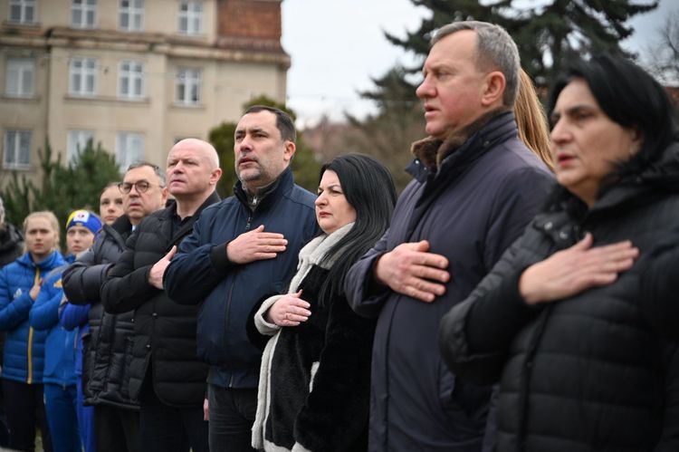 В Ужгороді підняли олімпійський прапор з нагоди відкриття Зимових Олімпійських ігор-2026 в Італії