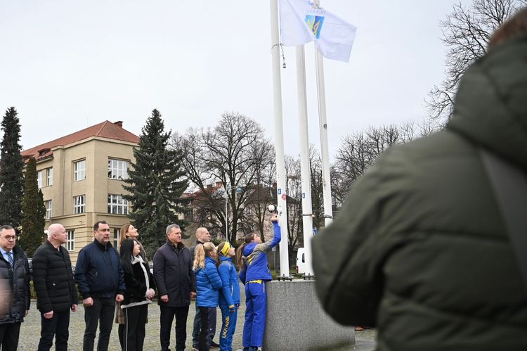 В Ужгороді підняли олімпійський прапор з нагоди відкриття Зимових Олімпійських ігор-2026 в Італії