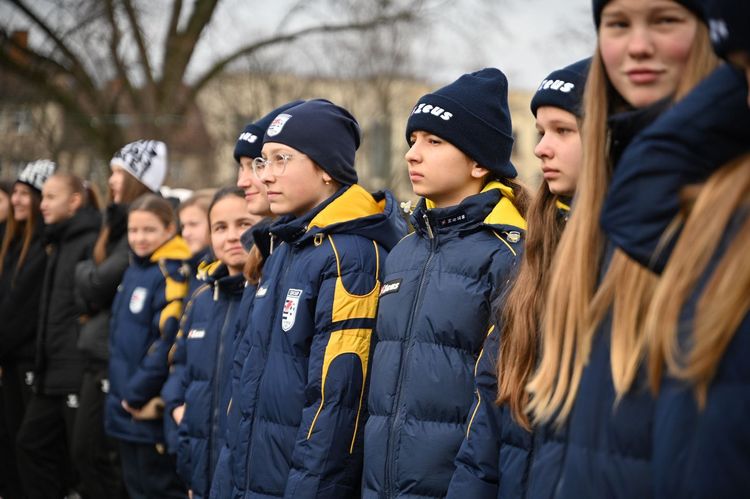 В Ужгороді підняли олімпійський прапор з нагоди відкриття Зимових Олімпійських ігор-2026 в Італії