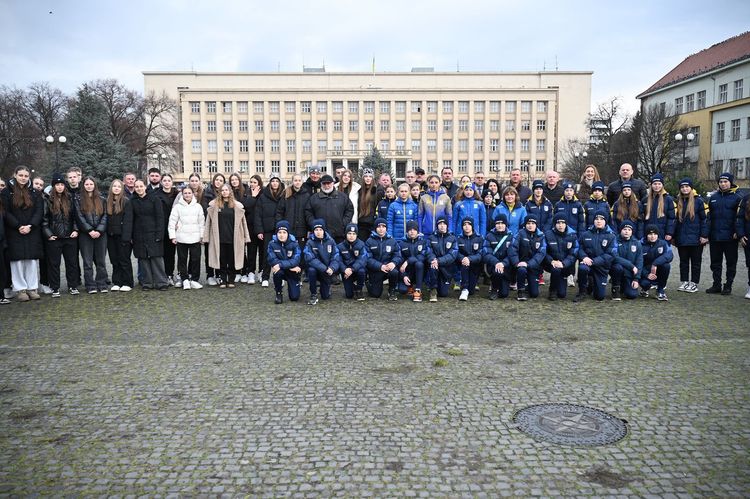 В Ужгороді підняли олімпійський прапор з нагоди відкриття Зимових Олімпійських ігор-2026 в Італії
