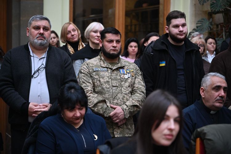 В атріумі ОВА відбулася спільна молитва за Україну та її захисників