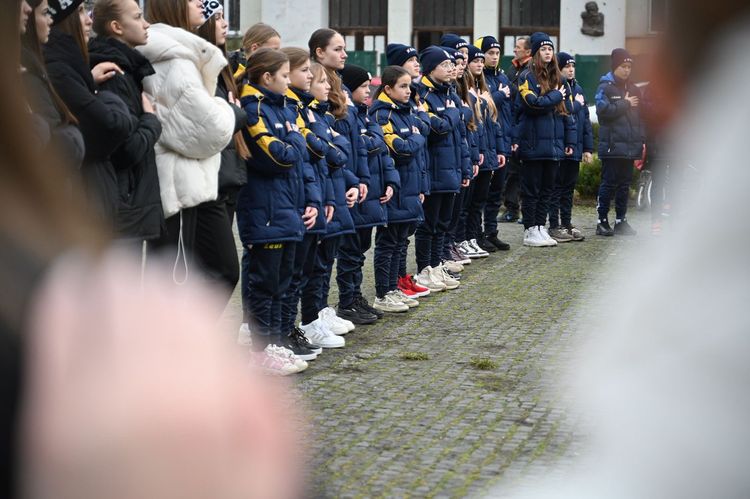 В Ужгороді підняли олімпійський прапор з нагоди відкриття Зимових Олімпійських ігор-2026 в Італії