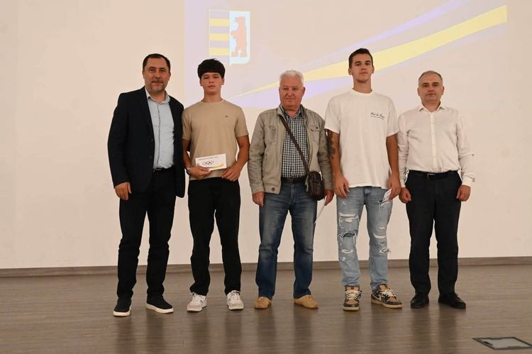 З нагоди Дня фізичної культури і спорту в Ужгороді відзначили представників спортивної спільноти краю