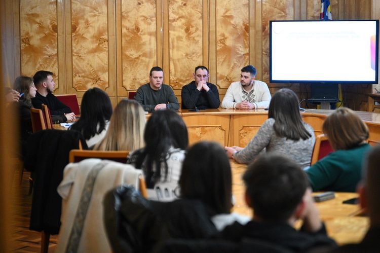 В Ужгороді презентували грантові можливості від Українського молодіжного фонду