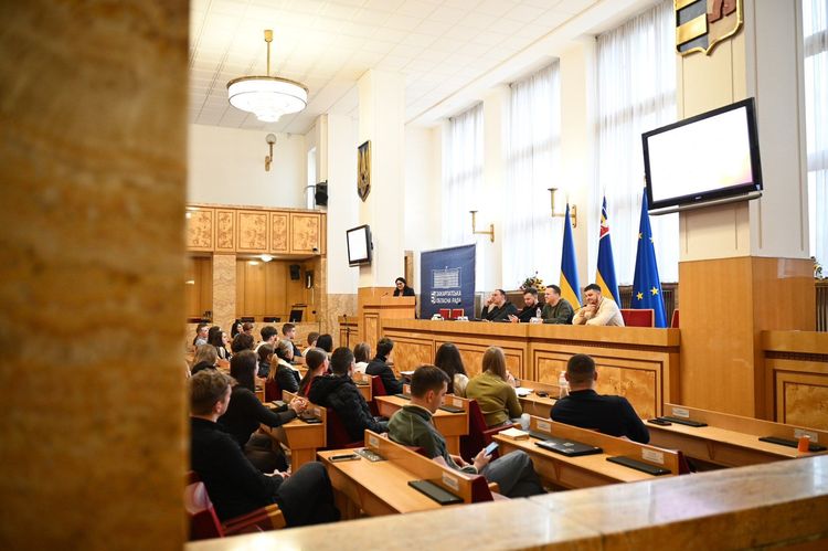 В Ужгороді презентували грантові можливості від Українського молодіжного фонду