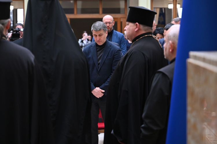 В атріумі ОВА відбулася спільна молитва за Україну та її захисників