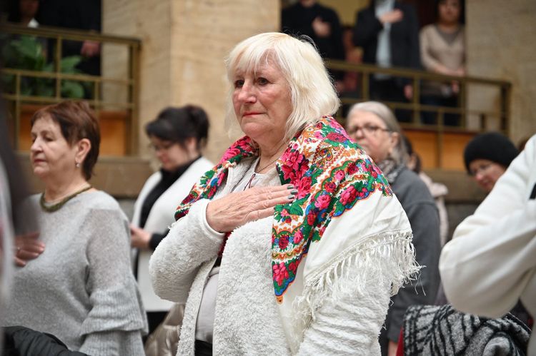 В атріумі ОВА відбулася спільна молитва за Україну та її захисників