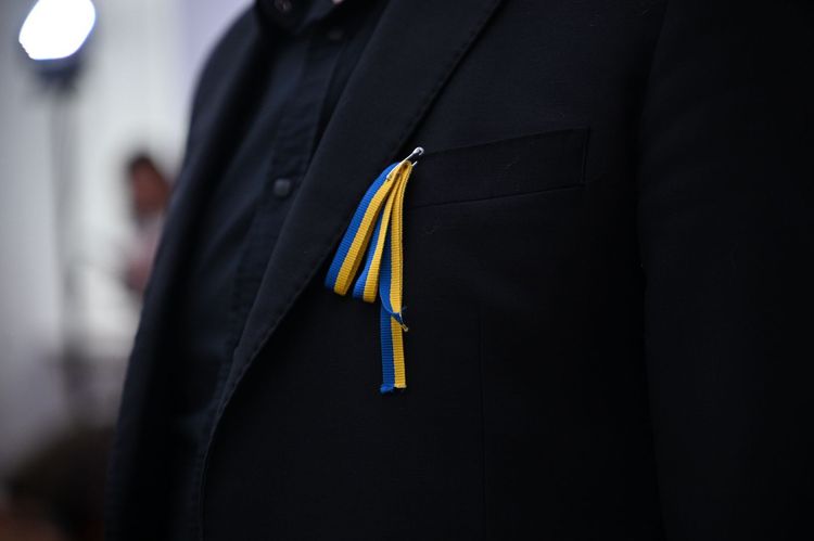 Мистецтво, що зцілює: в Ужгороді презентували картину, створену спільно з родинами полеглих Героїв
