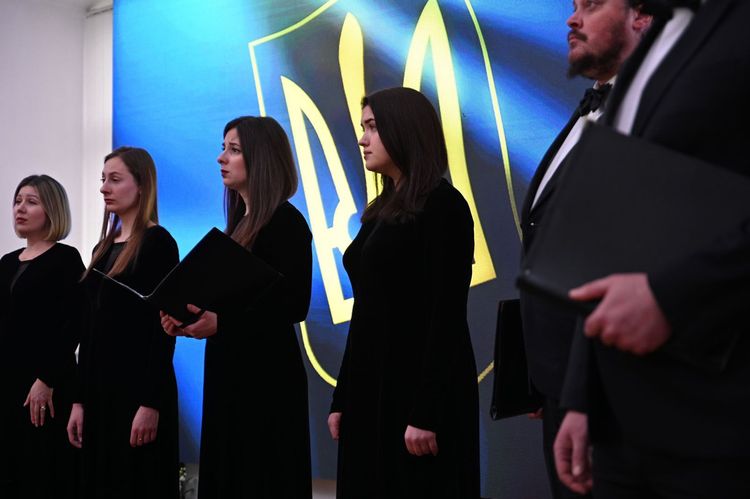Мистецтво, що зцілює: в Ужгороді презентували картину, створену спільно з родинами полеглих Героїв
