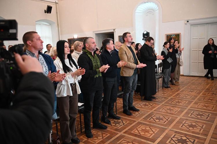 Мистецтво, що зцілює: в Ужгороді презентували картину, створену спільно з родинами полеглих Героїв