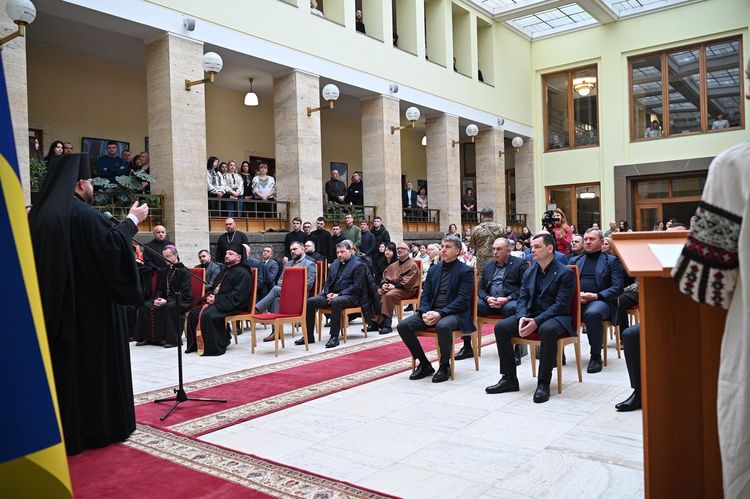 В атріумі ОВА відбулася спільна молитва за Україну та її захисників