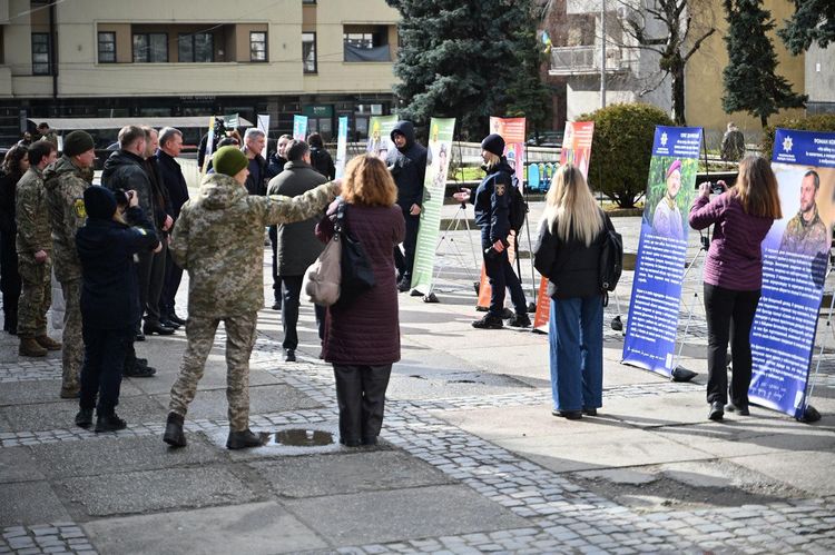 В Ужгороді відкрили виставку портретів закарпатських захисників