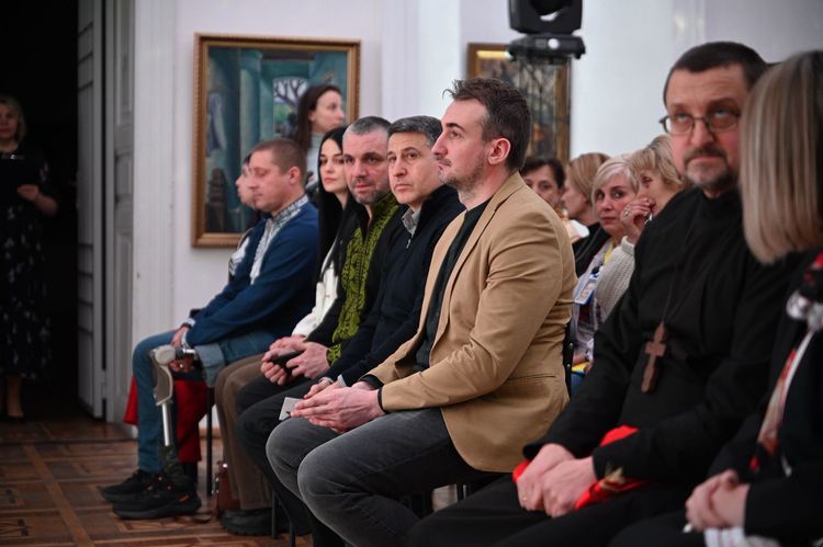 Мистецтво, що зцілює: в Ужгороді презентували картину, створену спільно з родинами полеглих Героїв