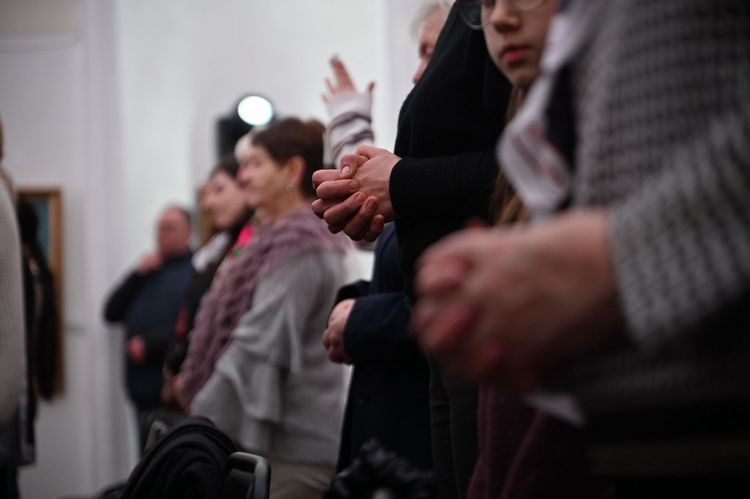 Мистецтво, що зцілює: в Ужгороді презентували картину, створену спільно з родинами полеглих Героїв