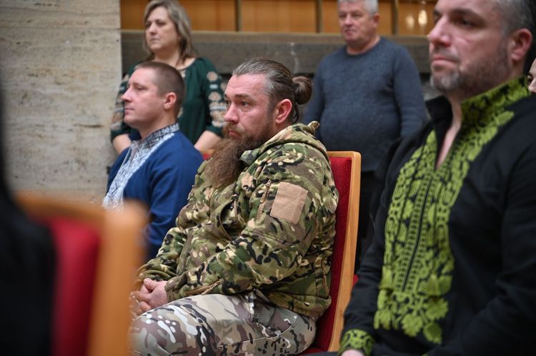 В атріумі ОВА відбулася спільна молитва за Україну та її захисників