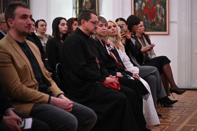 Мистецтво, що зцілює: в Ужгороді презентували картину, створену спільно з родинами полеглих Героїв