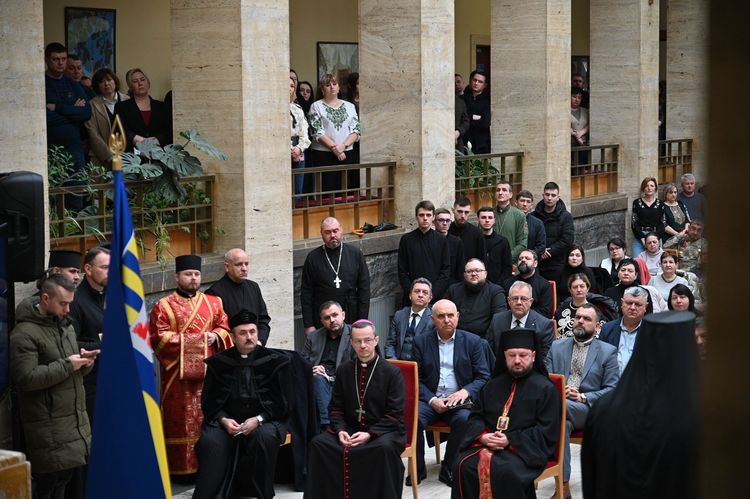 В атріумі ОВА відбулася спільна молитва за Україну та її захисників