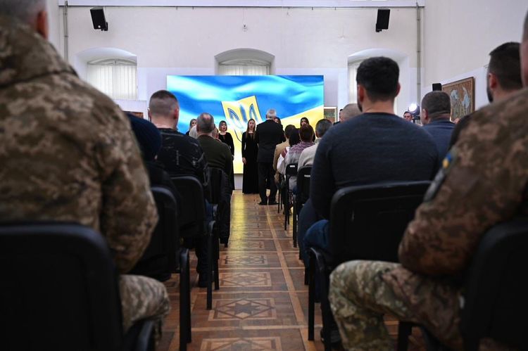 Мистецтво, що зцілює: в Ужгороді презентували картину, створену спільно з родинами полеглих Героїв