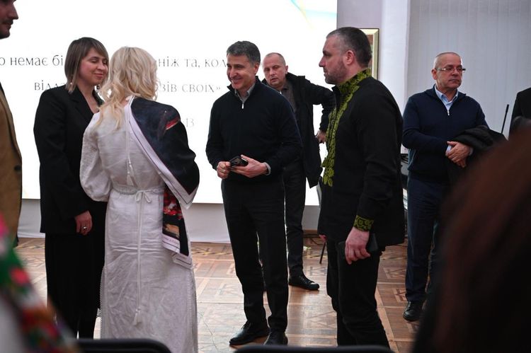 Мистецтво, що зцілює: в Ужгороді презентували картину, створену спільно з родинами полеглих Героїв