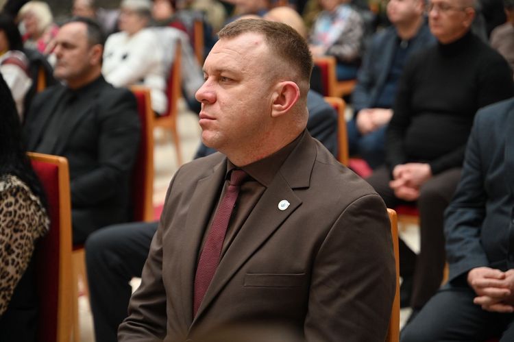 В атріумі ОВА відбулася спільна молитва за Україну та її захисників
