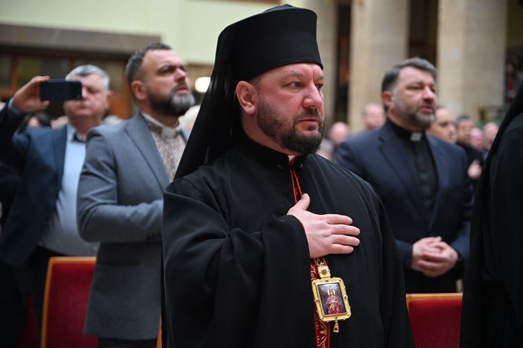В атріумі ОВА відбулася спільна молитва за Україну та її захисників