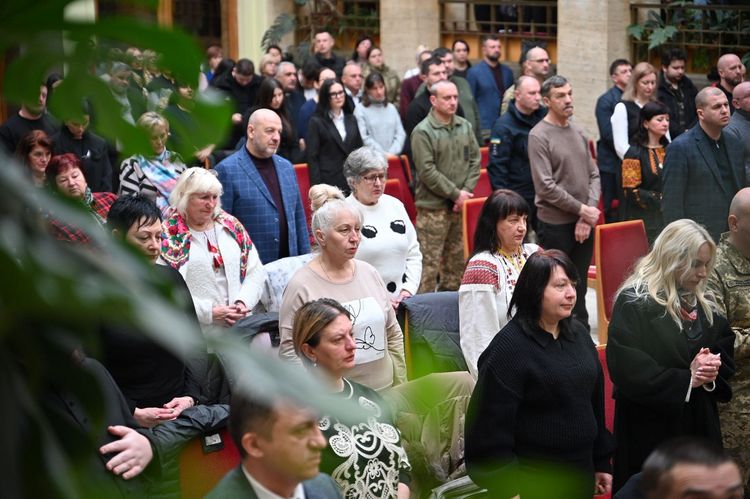 В атріумі ОВА відбулася спільна молитва за Україну та її захисників