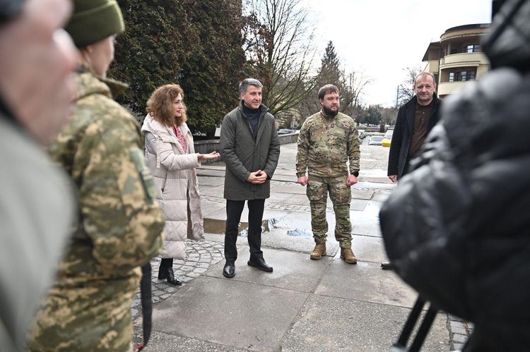 В Ужгороді відкрили виставку портретів закарпатських захисників