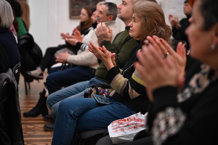 Мистецтво, що зцілює: в Ужгороді презентували картину, створену спільно з родинами полеглих Героїв