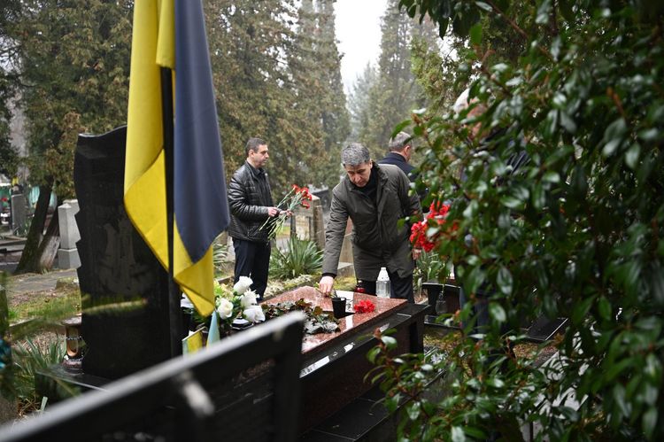 Чотири роки незламності: в Ужгороді вшанували пам'ять полеглих Героїв