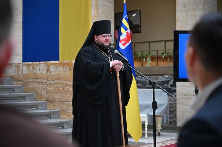 В атріумі ОВА відбулася спільна молитва за Україну та її захисників