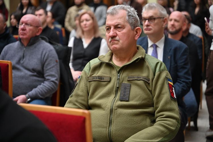 В атріумі ОВА відбулася спільна молитва за Україну та її захисників