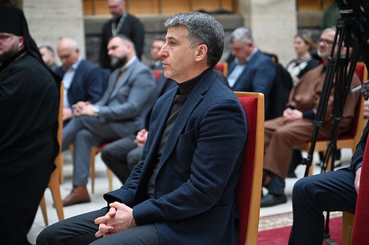 В атріумі ОВА відбулася спільна молитва за Україну та її захисників