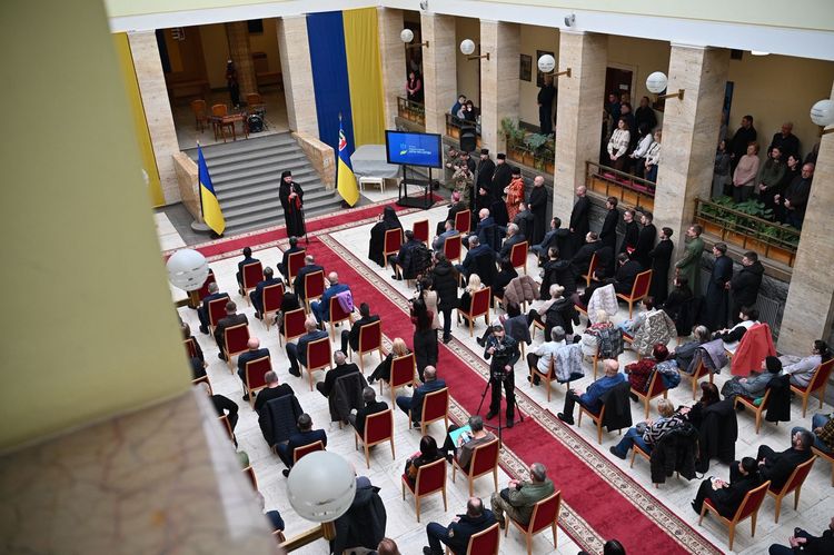В атріумі ОВА відбулася спільна молитва за Україну та її захисників