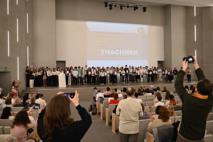В Ужгороді нагородили переможців фінального етапу олімпіади з біології