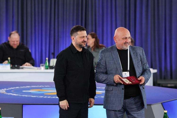 Володимир Зеленський вручив державні нагороди трьом закарпатцям